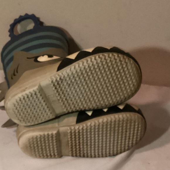 Adorable size 7/8 Member’s Mark shark rain boots. Used condition. - Picture 6 of 6